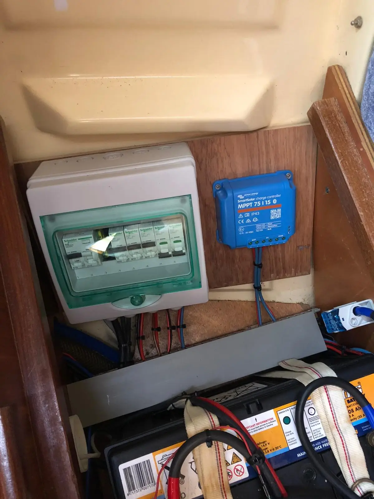 Dufour 12 volt zekeringen en MPPT