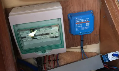 Dufour 12 volt zekeringen en MPPT